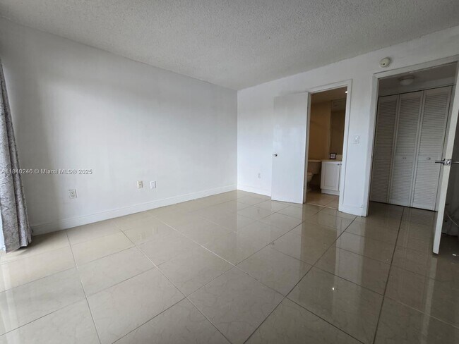 Building Photo - 9351 Fontainebleau Blvd