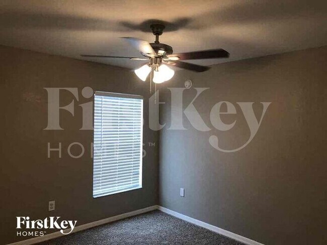 Building Photo - 2600 Sanderling St