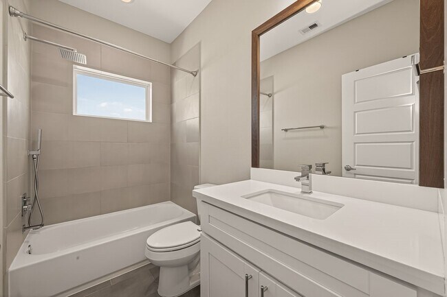 Building Photo - 2010 St Charles St