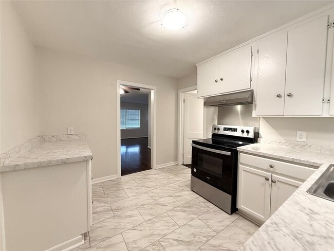 Building Photo - 1220 Chevy Chase Dr