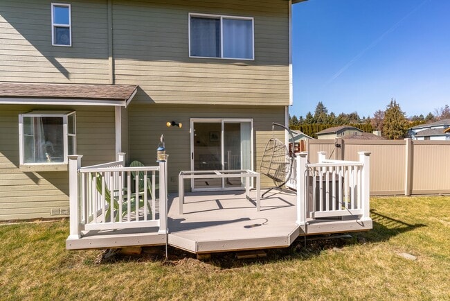 Building Photo - Beautiful 3 Bedroom 2.5 bath home with 2 c...