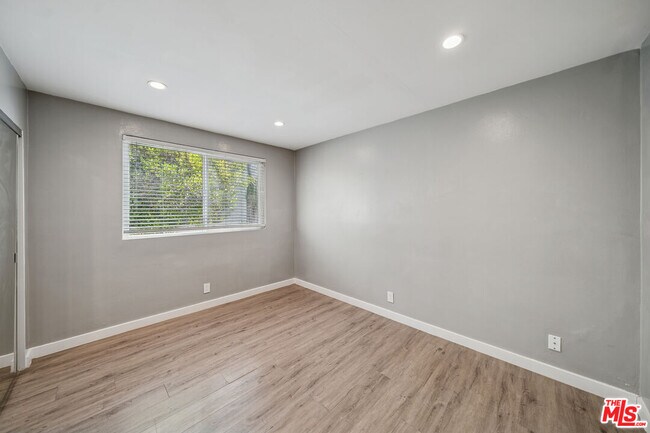 Building Photo - 252 S New Hampshire Ave