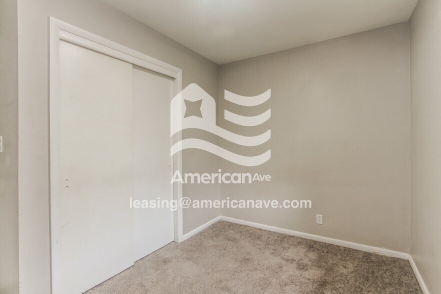 Building Photo - 3950 N Irvington Ave
