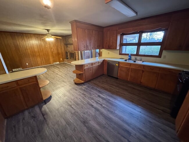 Building Photo - 3 bedroom 2 bathroom home!