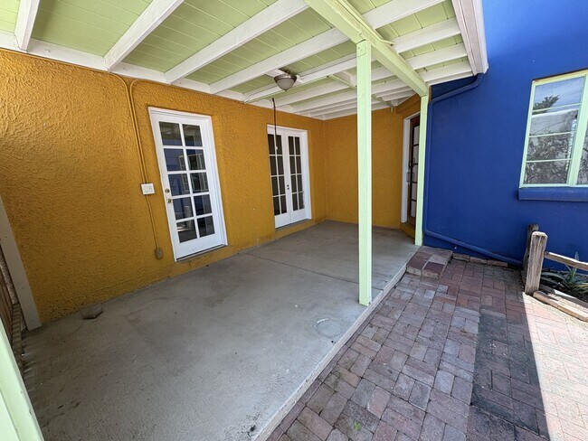 Building Photo - Central Tucson charming historic adobe home