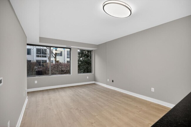 Building Photo - One Bed One Bath Condo in Tenleytown