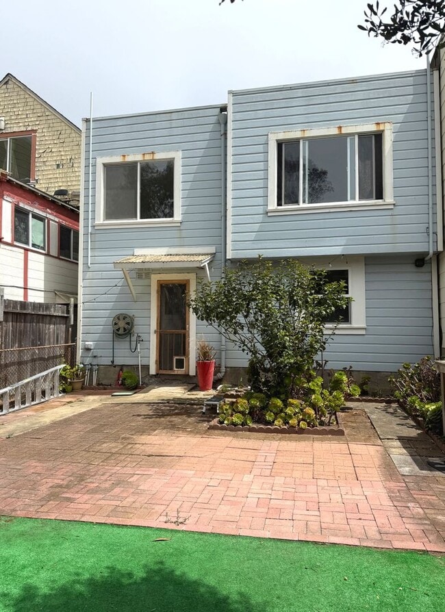 Building Photo - UPDATED BRIGHT 1500/ft 3BR/2BR+Bonus+1GR H...