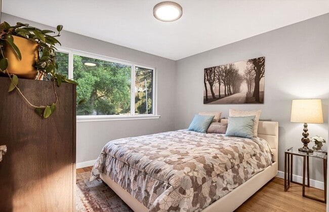 Building Photo - 4 Bed and 2 Bath Beautiful Bellevue Single...
