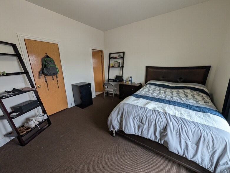 Building Photo - 1655 W Wrightwood Ave