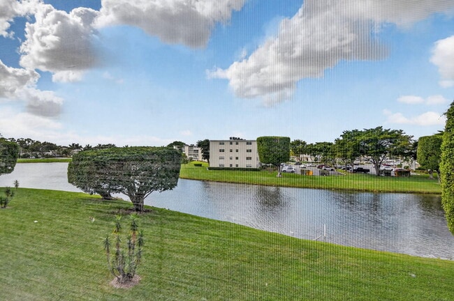 Building Photo - 3080 Cornwall D