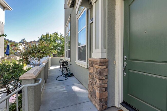 Building Photo - Exceptional 3 Bed 2.5 Bath Townhome in Mor...