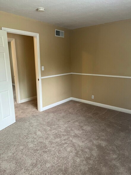 Building Photo - 1516 Hillside Dr