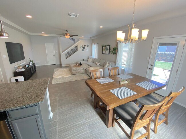 Building Photo - East El Paso 3 bed Refirg A/C