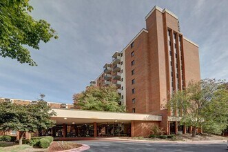 Building Photo - 300 Johnson Ferry Rd