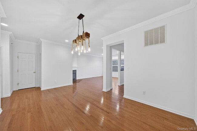 Building Photo - 5 Clearwater Ct