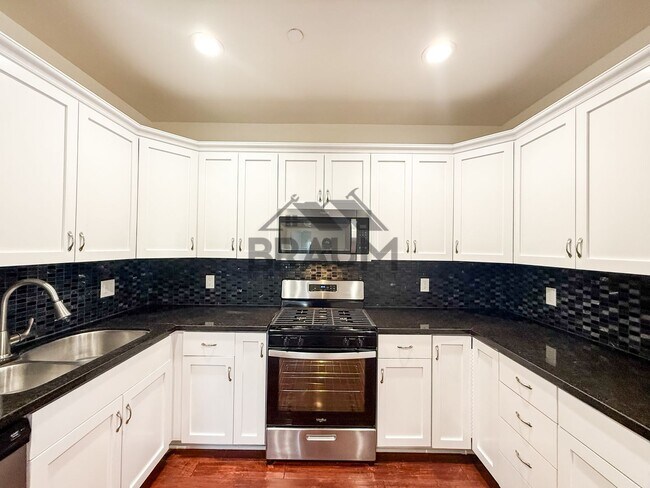 Building Photo - 332 S Virgil Ave