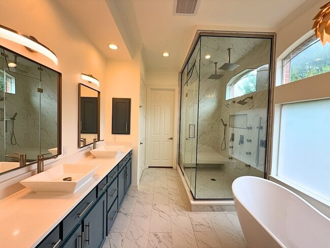 Building Photo - 1205 Golden Gate Dr