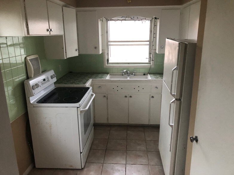 Kitchen - 108 S Lakeside Dr