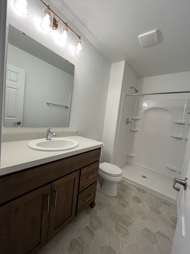 Building Photo - 3 Bed 3 Bath TownHome