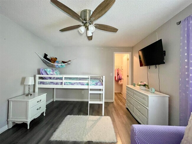 Building Photo - 1150 SW Jumper St