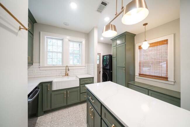 Building Photo - Charming home, great condition!