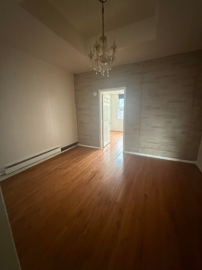 Building Photo - 1128 Summit Ave