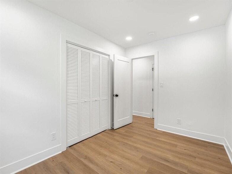Building Photo - 454 Oak Dr SE
