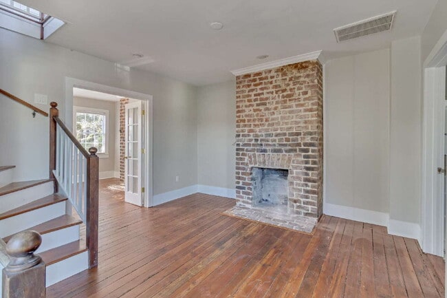 Building Photo - Charming Downtown Savannah Rental Property