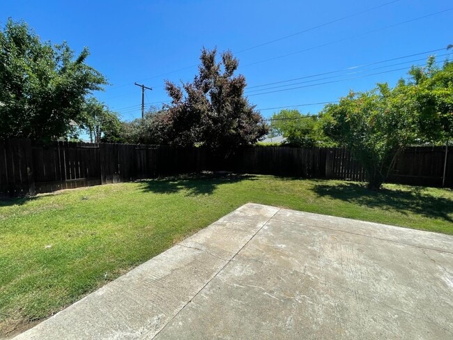 Building Photo - Single Story 3 Bedroom, 2 Bath Single Story Home with Huge Backyard!