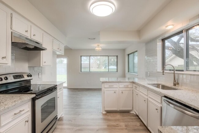 Building Photo - 2503 Versailles Dr
