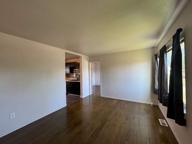 Building Photo - 3 Bedroom In East Tacoma!