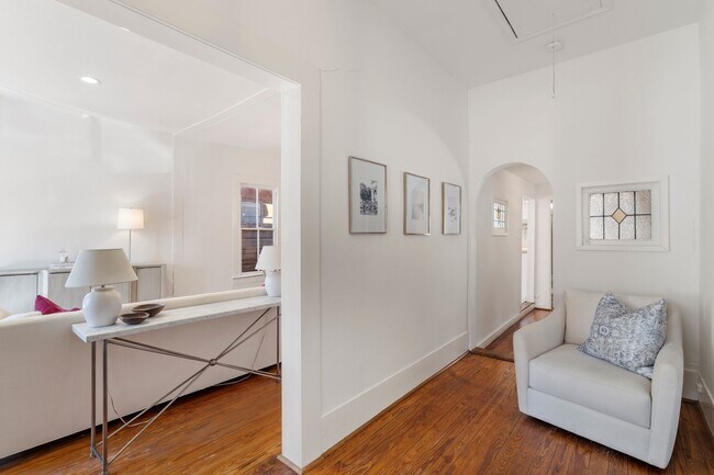 Building Photo - 721 W 12th St