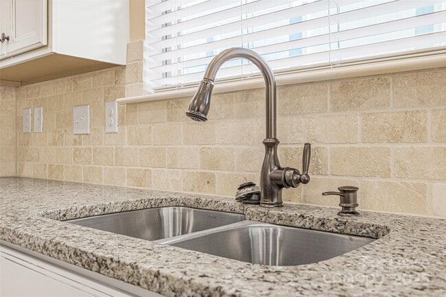 Building Photo - 1112 Roderick Dr