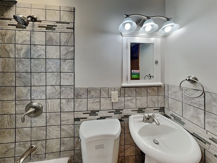 Building Photo - 6536 Chowen Ave N