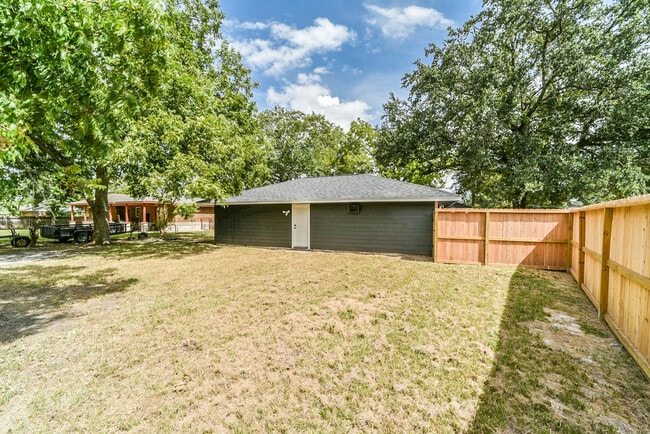 Building Photo - 318 E Mitchell Rd