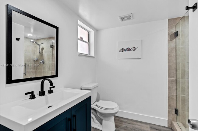 Building Photo - 445 NE 195th St