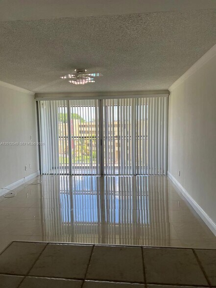 Building Photo - 9210 Fontainebleau Blvd