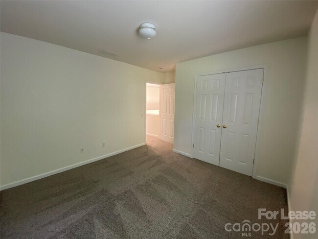 Building Photo - 9901 Hazelview Dr