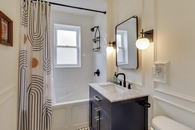 Building Photo - 528 W Cornelia Ave