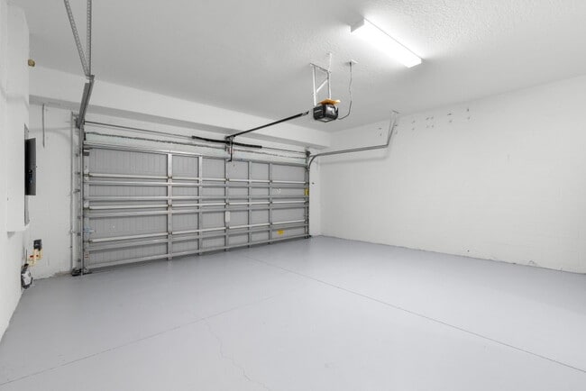 Building Photo - LIKE NEW Townhome in Willow Square!