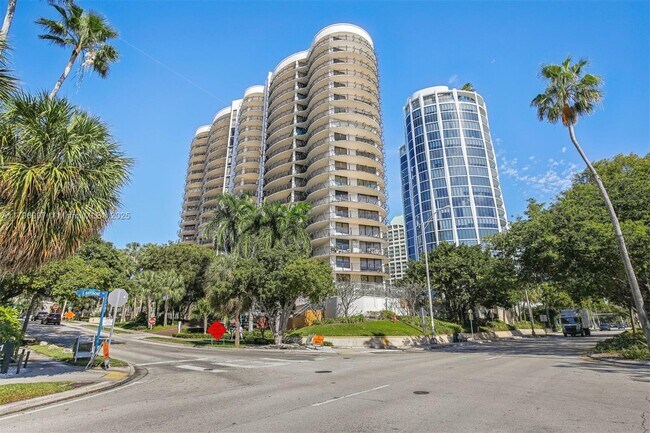 Building Photo - 2843 S Bayshore Dr