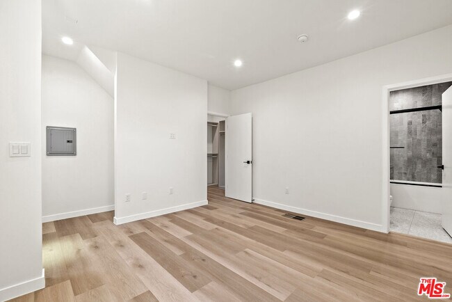 Building Photo - 1305 Lucile Ave