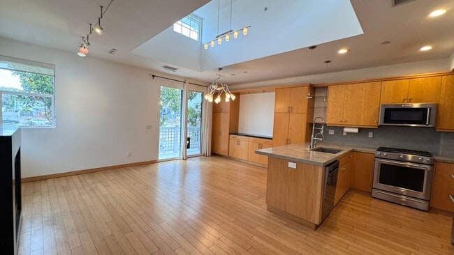 Building Photo - Stunning Townhome in the heart of Encinitas