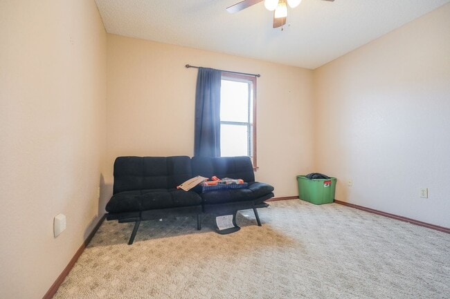 Building Photo - 3 Bedroom 2 Bath Home