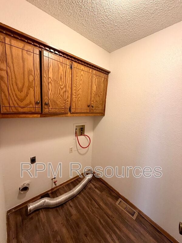 Building Photo - 7000 Woodlake Dr