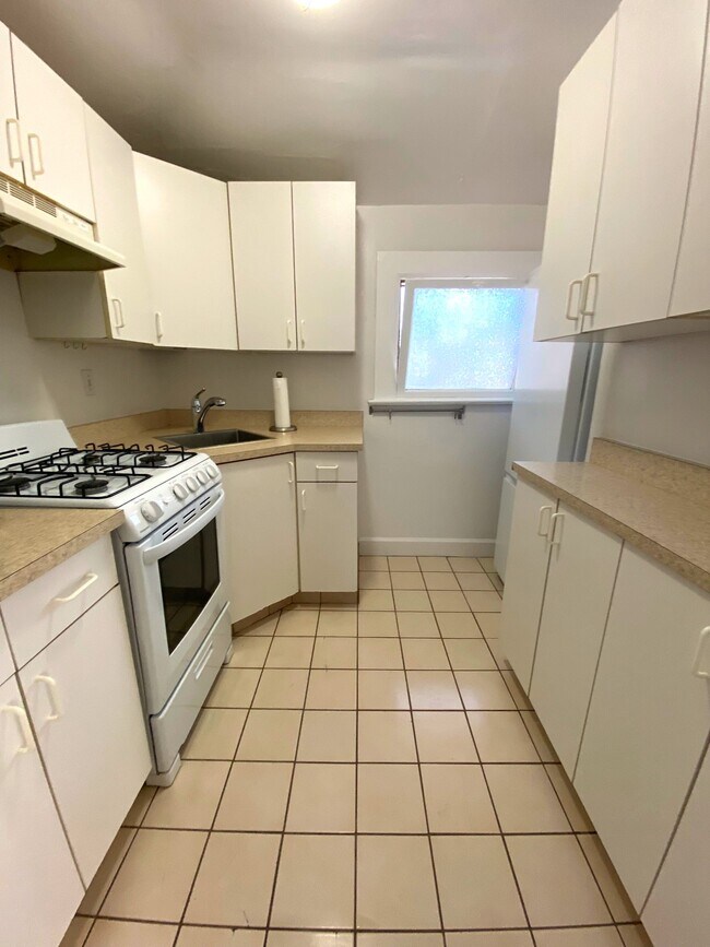 Building Photo - 418 Thorn St