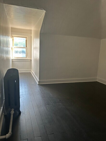 Building Photo - 702 Airbrake Ave