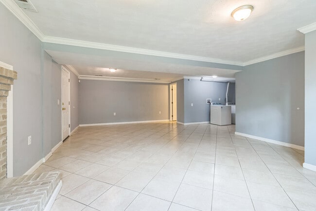 Building Photo - Pet Friendly Mid-Century Modern 4/Bedroom,...