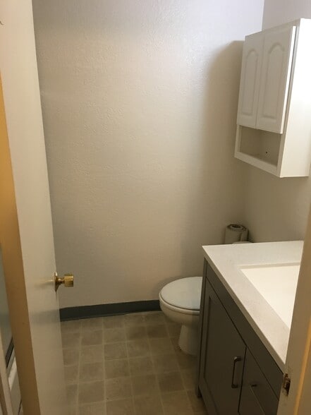 bathroom - 616 Veteran Ave