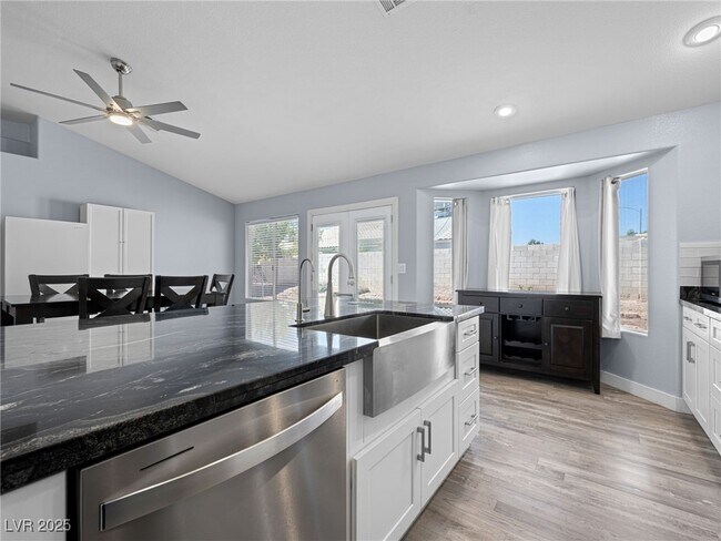 Building Photo - 4749 Califa Dr